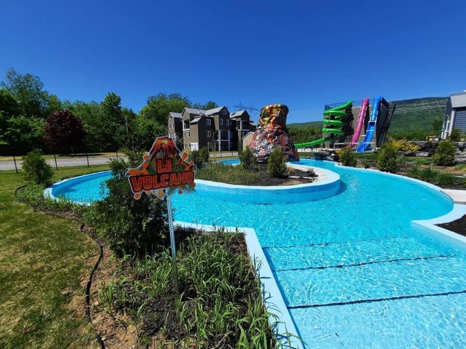 Condo Avec Parc Aquatique ! Beaupré Buitenkant foto